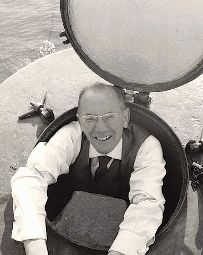 Pfannenstiel 1958 in der Tauchkapsel des Forschungsschiffes „Calypso“ (Privat-Archiv)
