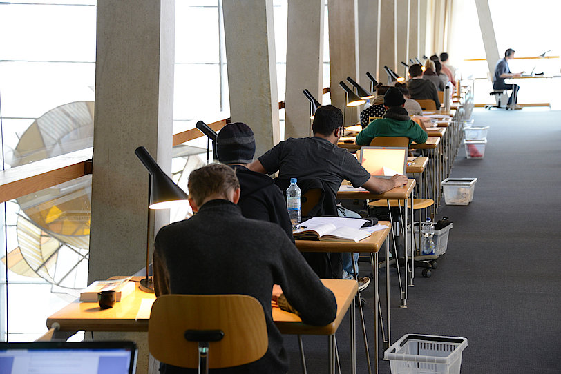 Arbeitsplätze in der Bibliothek