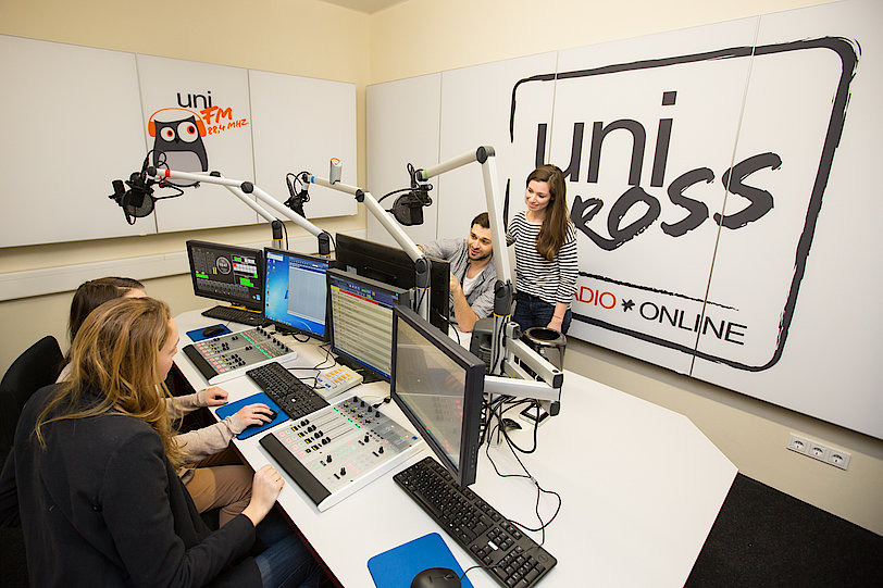 Redakteure im Radiostudio