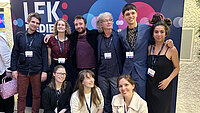 Das erfolgreiche Team: Dirk Fellmoser, Dana Mayer, Autor Nicolai Kary, uniTV Redaktionsleiter Andreas Nagel, Luca Hoffmann, Lorena Salas Vidal (stehend) sowie Sonja Reischle (vorne Mitte). Mitgewirkt haben außerdem Melanie Volk und Maren Reiß (vorne links bzw. rechts)