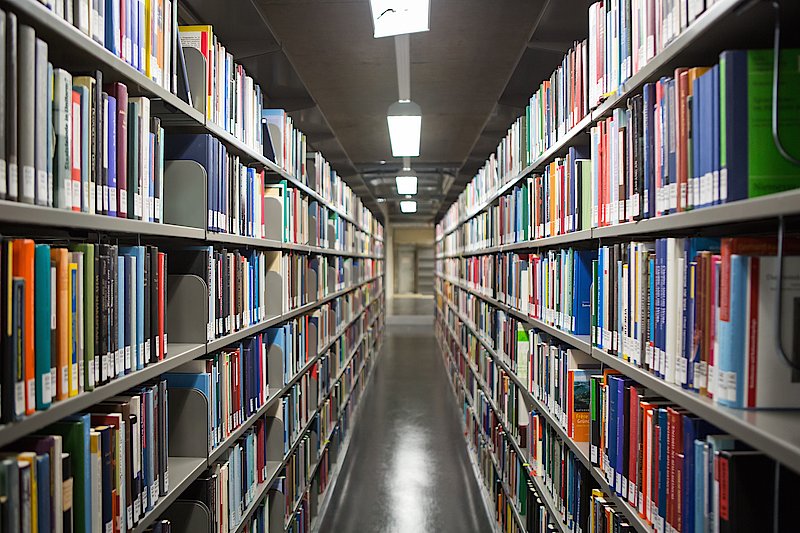 Regale in der Universitätsbibliothek Freiburg